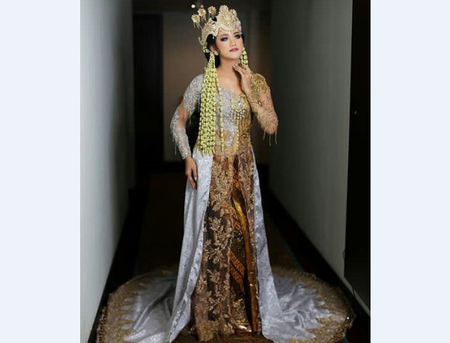 Model Kebaya Pengantin Perpaduan Adat Sunda Suger Abu Kuning Emas
