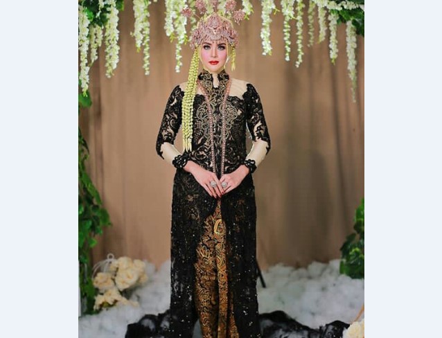 Model Kebaya Pengantin Perpaduan Adat Sunda Suger Hitam