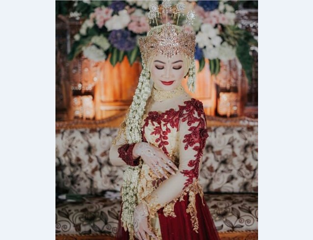 Model Kebaya Pengantin Perpaduan Adat Sunda Suger Merah Kuning Emas
