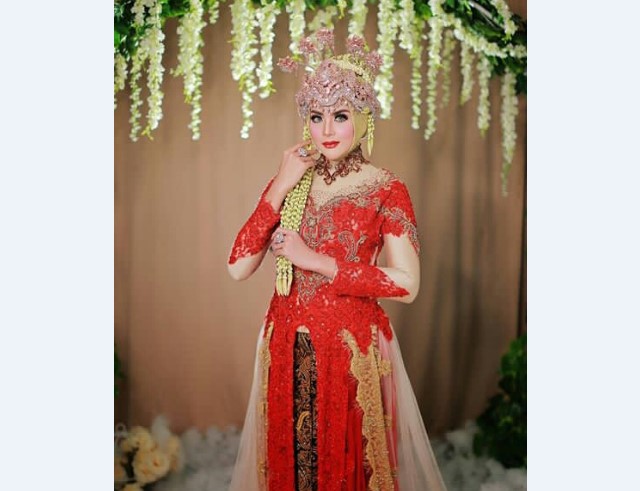 Model Kebaya Pengantin Perpaduan Adat Sunda Suger Merah Kuning