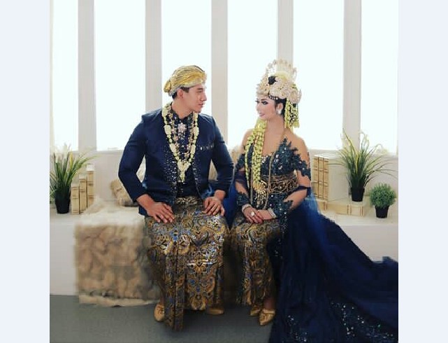 Model Kebaya Pengantin Perpaduan Adat Sunda Suger Navy