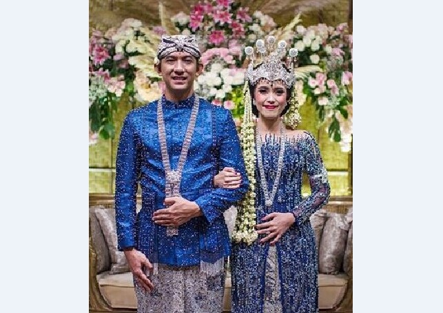 Model Kebaya Pengantin Perpaduan Adat Sunda Suger Payet Biru PutihModel Kebaya Pengantin Perpaduan Adat Sunda Suger Payet Biru Putih