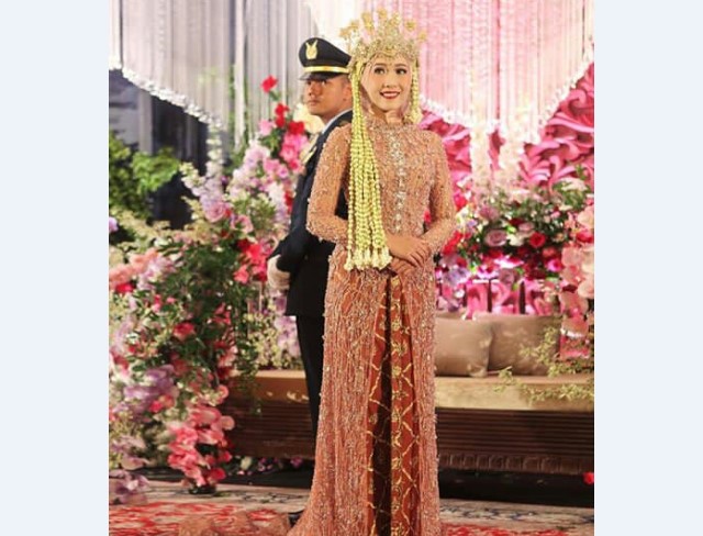 Model Kebaya Pengantin Perpaduan Adat Sunda Suger Peach