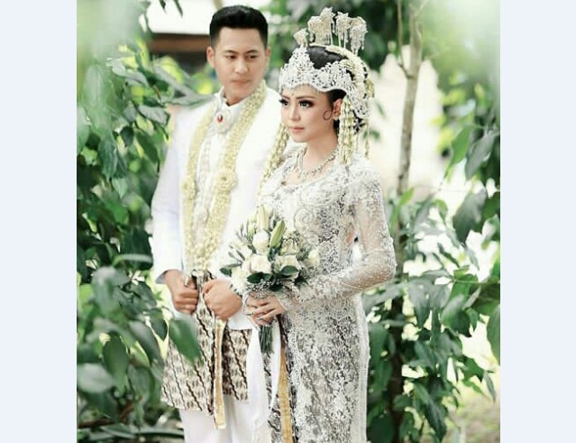Model Kebaya Pengantin Perpaduan Adat Sunda Suger Putih Abu