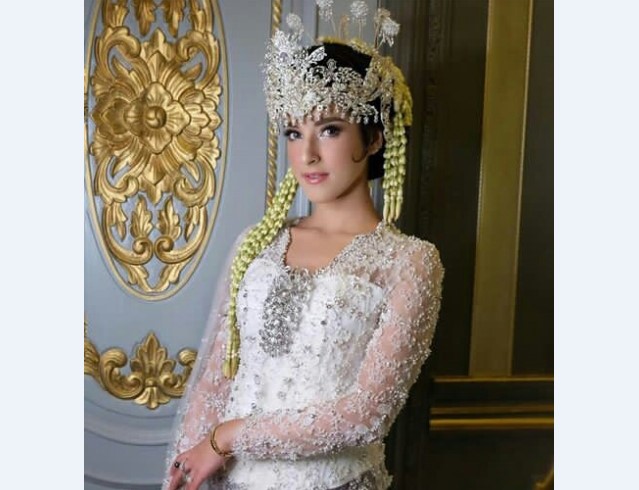 Model Kebaya Pengantin Perpaduan Adat Sunda Suger Putih Bros AbuModel Kebaya Pengantin Perpaduan Adat Sunda Suger Putih Bros Abu