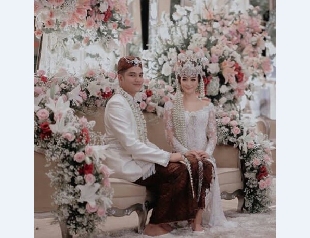 Model Kebaya Pengantin Perpaduan Adat Sunda Suger Putih Kerah Sabrina