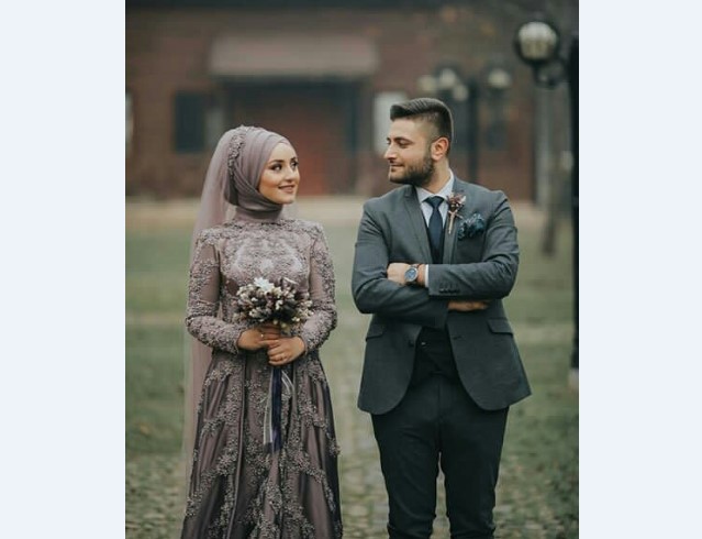 Model Kebaya Pengantin Perpaduan Tudung Kepala Abu-abu