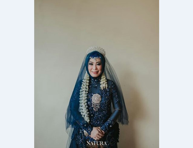 Model Kebaya Pengantin Perpaduan Tudung Kepala Navy