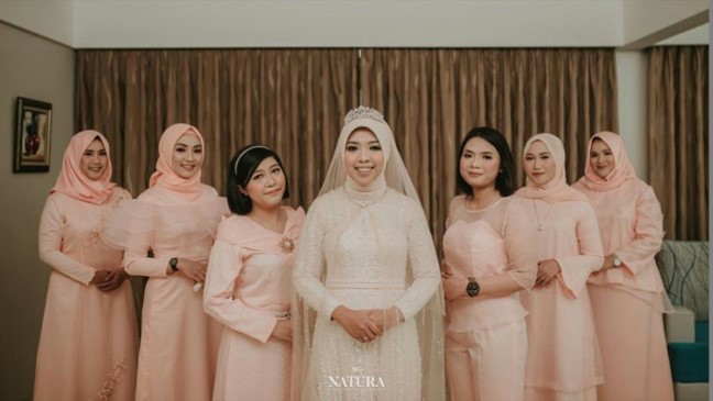 Model Kebaya Pengantin Perpaduan Tudung Kepala Peach