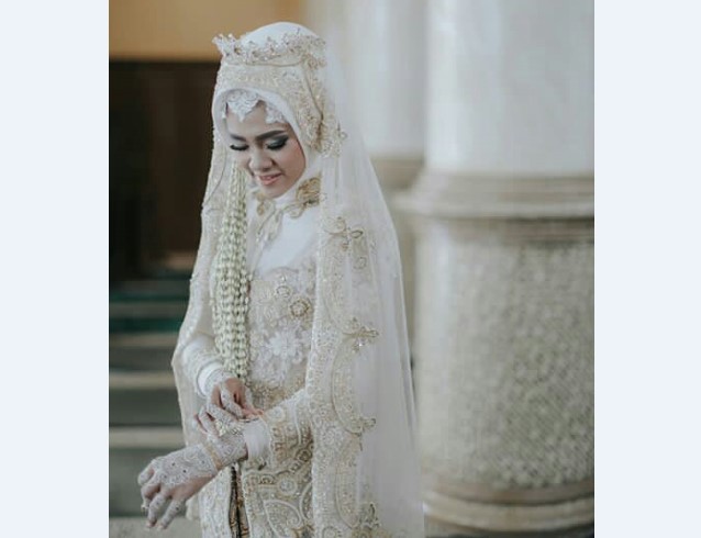 Model Kebaya Pengantin Perpaduan Tudung Kepala Putih Mahkota