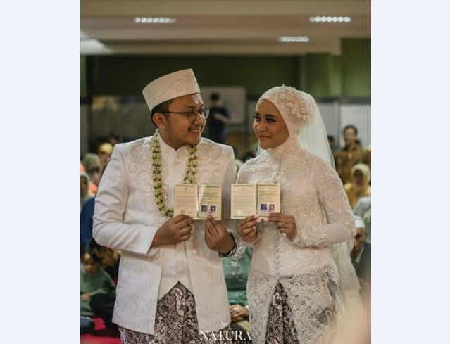 Model Kebaya Pengantin Perpaduan Tudung Kepala Putih