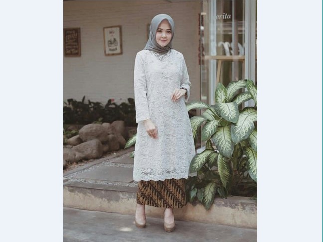 Model Kebaya Pesta Atasan Panjang Melebar Abu Muda Brokat