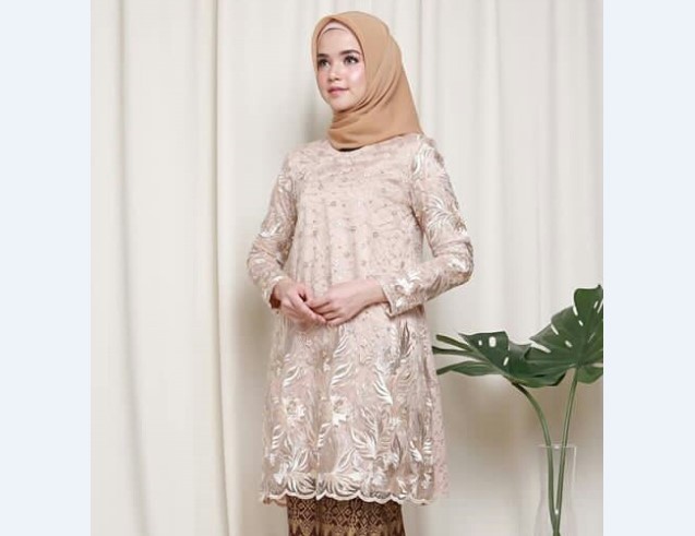 Model Kebaya Pesta Atasan Panjang Melebar Coksu Muda Krem