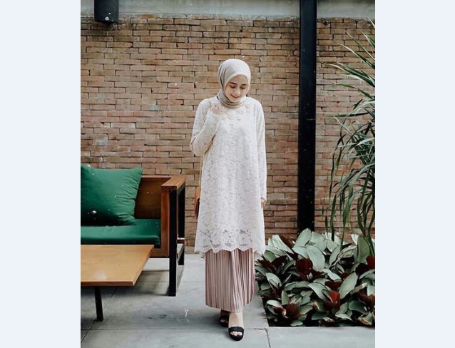 Model Kebaya Pesta Atasan Panjang Melebar Krem Muda Coksu