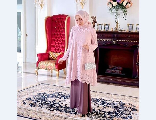 Model Kebaya Pesta Atasan Panjang Melebar Soft Pink Ungu