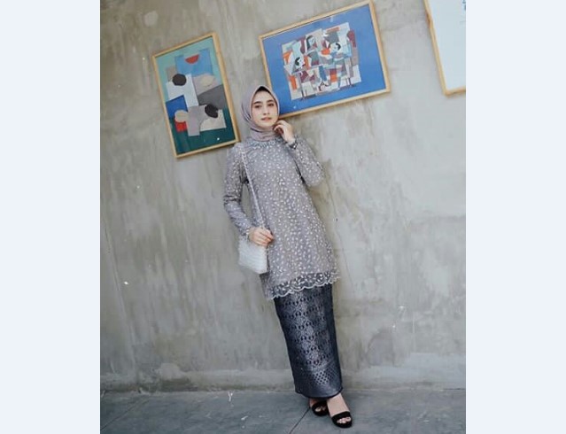 Model Kebaya Pesta Atasan Polos Panjang Abu-abu