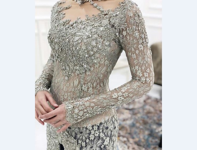 Model Kebaya Pesta Berbahan Lace Abu-abu Kerah Sabrina