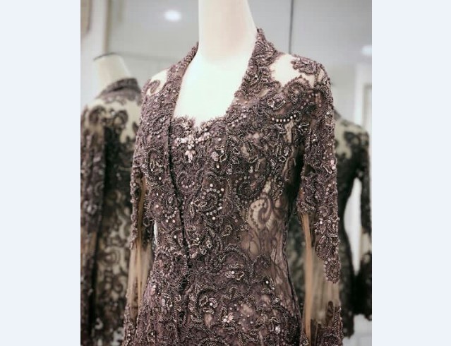 Model Kebaya Pesta Berbahan Lace Abu-abu