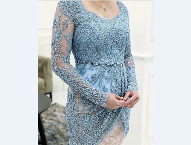 Model Kebaya Pesta Berbahan Lace Biru Peplum