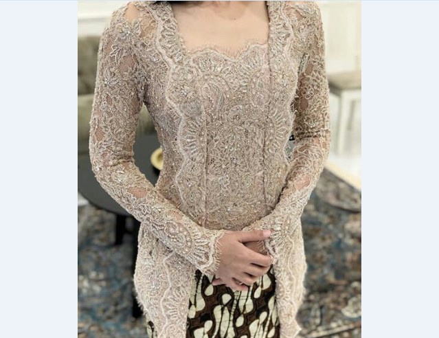Model Kebaya Pesta Berbahan Lace Krem Kutubaru