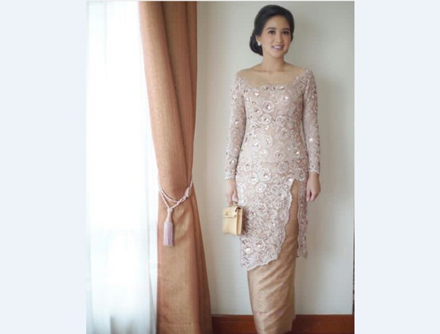 Model Kebaya Pesta Berbahan Lace Krem Muda Belah Tengah
