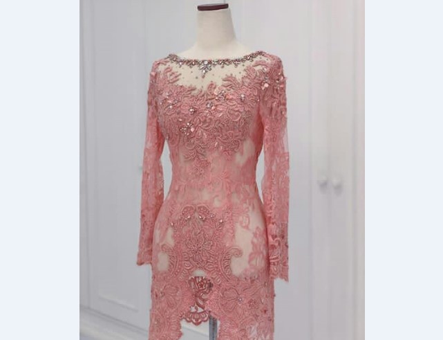 Model Kebaya Pesta Berbahan Lace Peach