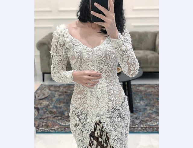 Model Kebaya Pesta Berbahan Lace Putih