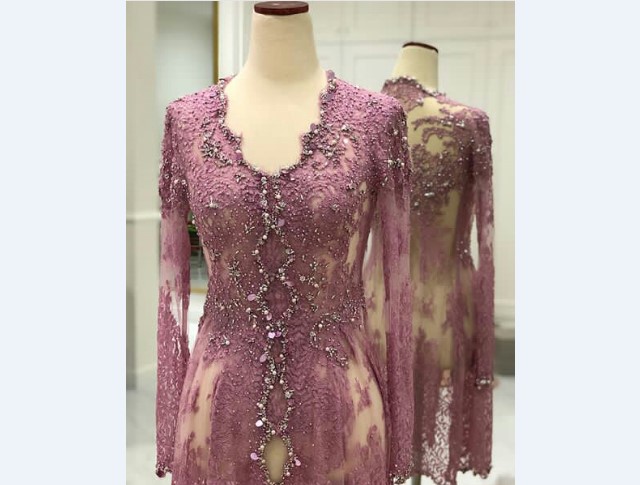 Model Kebaya Pesta Berbahan Lace Ungu