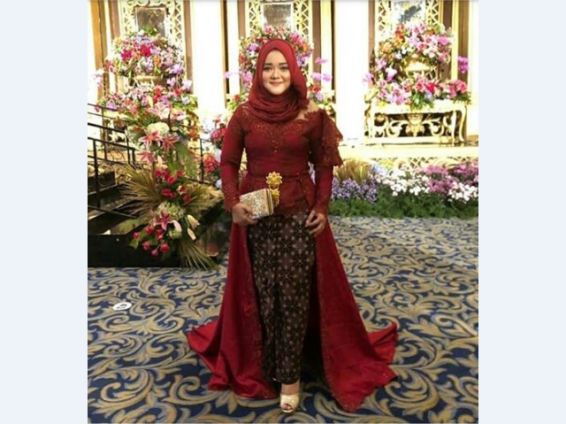Model Kebaya Pesta Berekor Maroon Coklat