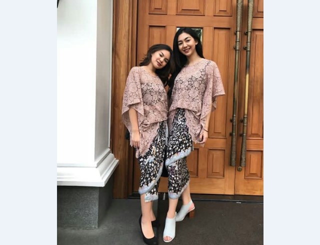 Model Kebaya Pesta Blouse Coklat Brokat