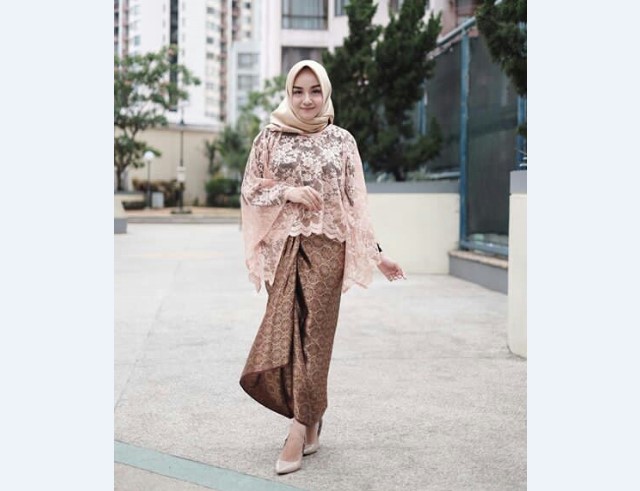 Model Kebaya Pesta Blouse Peach Brokat