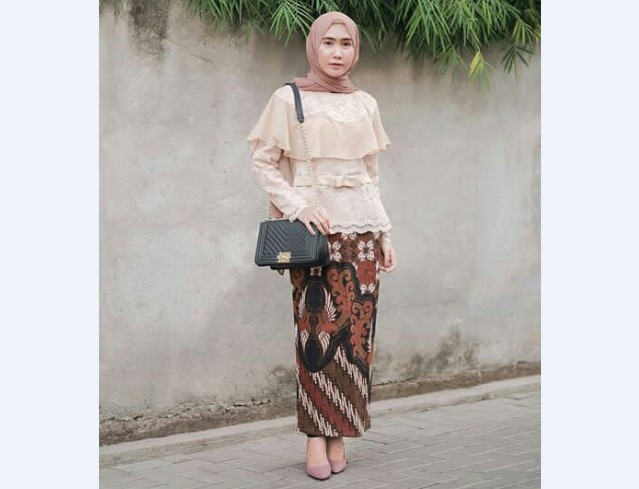 Model Kebaya Pesta Cape Krem Muda Coklat