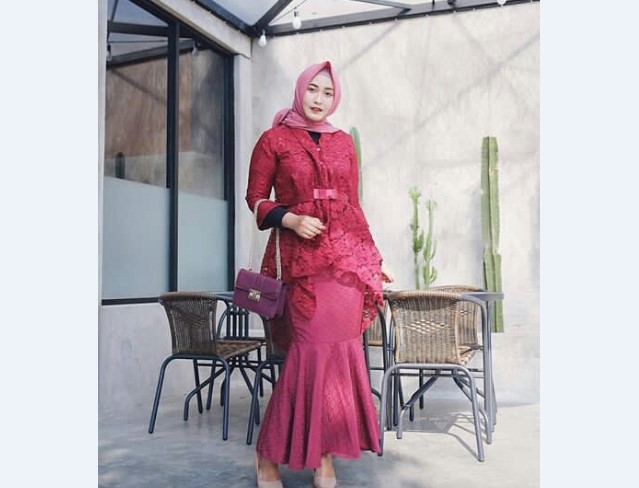 Model Kebaya Pesta Duyung Maroon Kutubaru