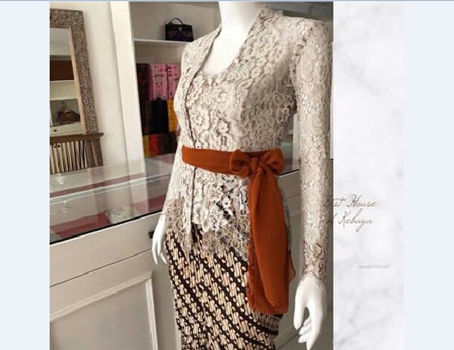 Model Kebaya Pesta Kutubaru Abu-abu