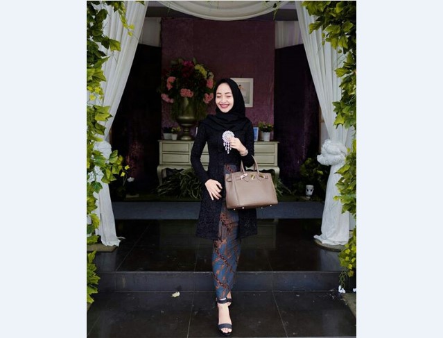 Model Kebaya Pesta Kutubaru Hitam