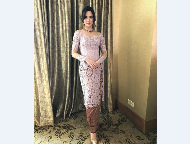 Model Kebaya Pesta Lainnya Ungu Belah Pinggir