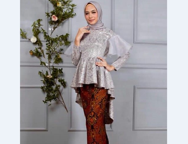 Model Kebaya Pesta Peplum Berekor dan Atas Lengan Terompet Abu-abu