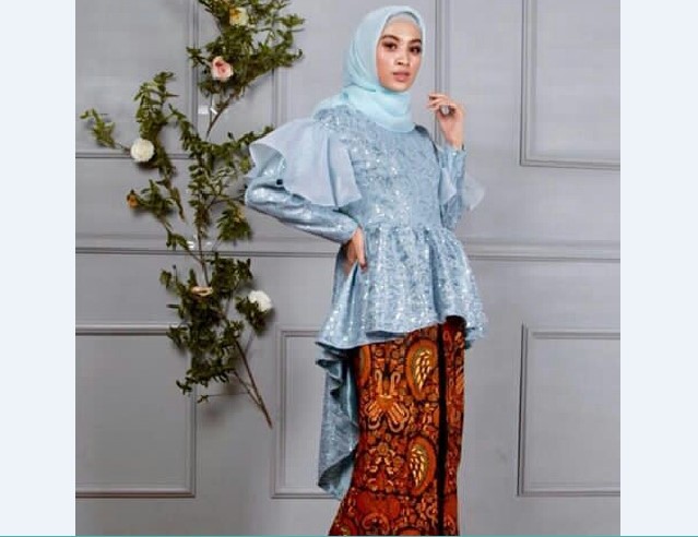 Model Kebaya Pesta Peplum Berekor dan Atas Lengan Terompet Biru