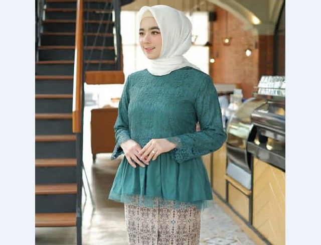 Model Kebaya Pesta Peplum Hijau Botol
