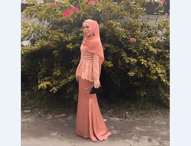 Model Kebaya Pesta Peplum Oranye