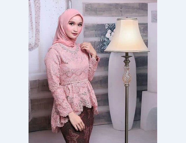 Model Kebaya Pesta Peplum Pink Coklat