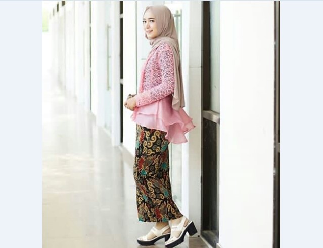 Model Kebaya Pesta Peplum Pink Coksu