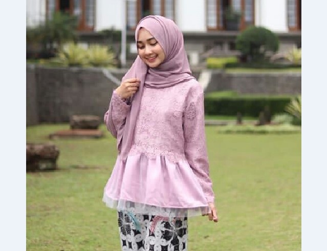 Model Kebaya Pesta Peplum Pink Ungu