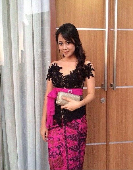 Model Kebaya Wisuda Bali Modern Neck V Hitam