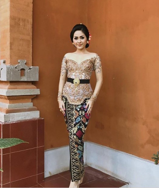 Model Kebaya Wisuda Bali Modern Sabrina Gold