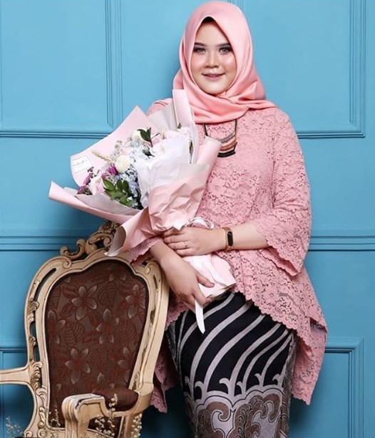 Model Kebaya Wisuda Brokat Modern Blouse Peach
