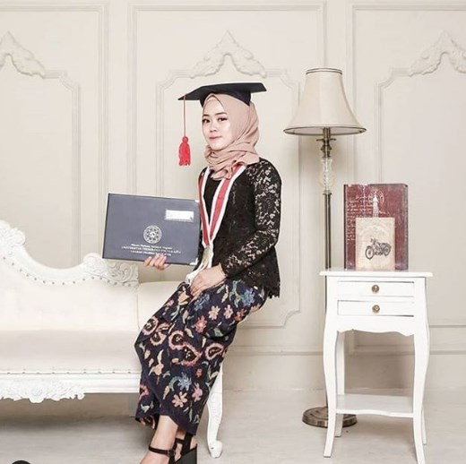 Model Kebaya Wisuda Brokat Modern Hitam