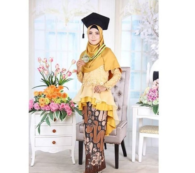 Model Kebaya Wisuda Brokat Modern Kombinasi Organza Kuning