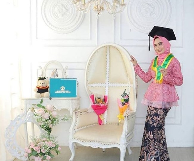 Model Kebaya Wisuda Brokat Modern Kombinasi Organza Peplum Pink