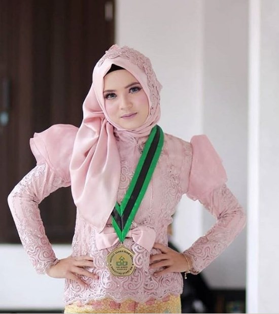 Model Kebaya Wisuda Brokat Modern Kombinasi Organza Soft PInk